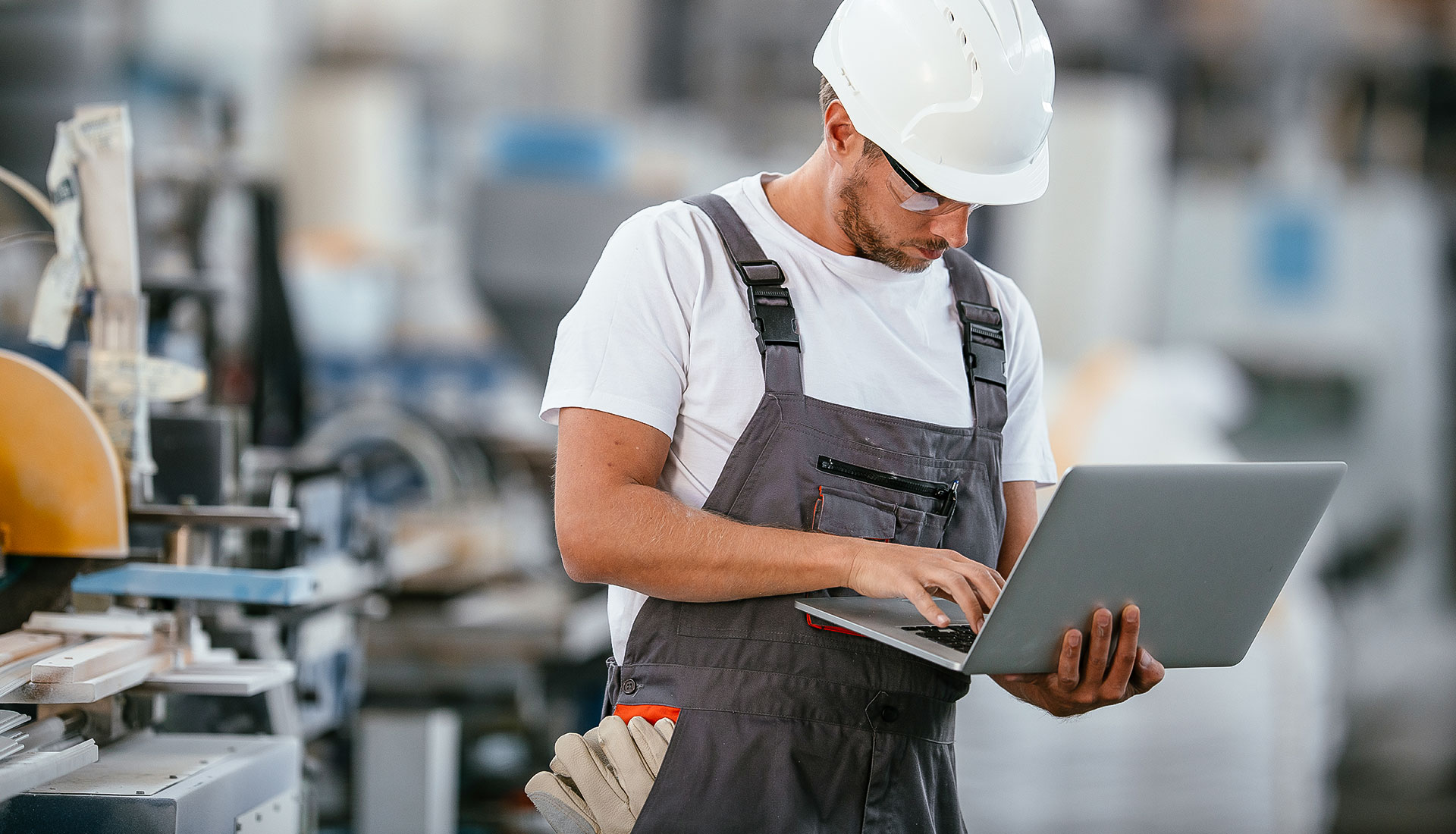 Industriearbeiter mit Laptop